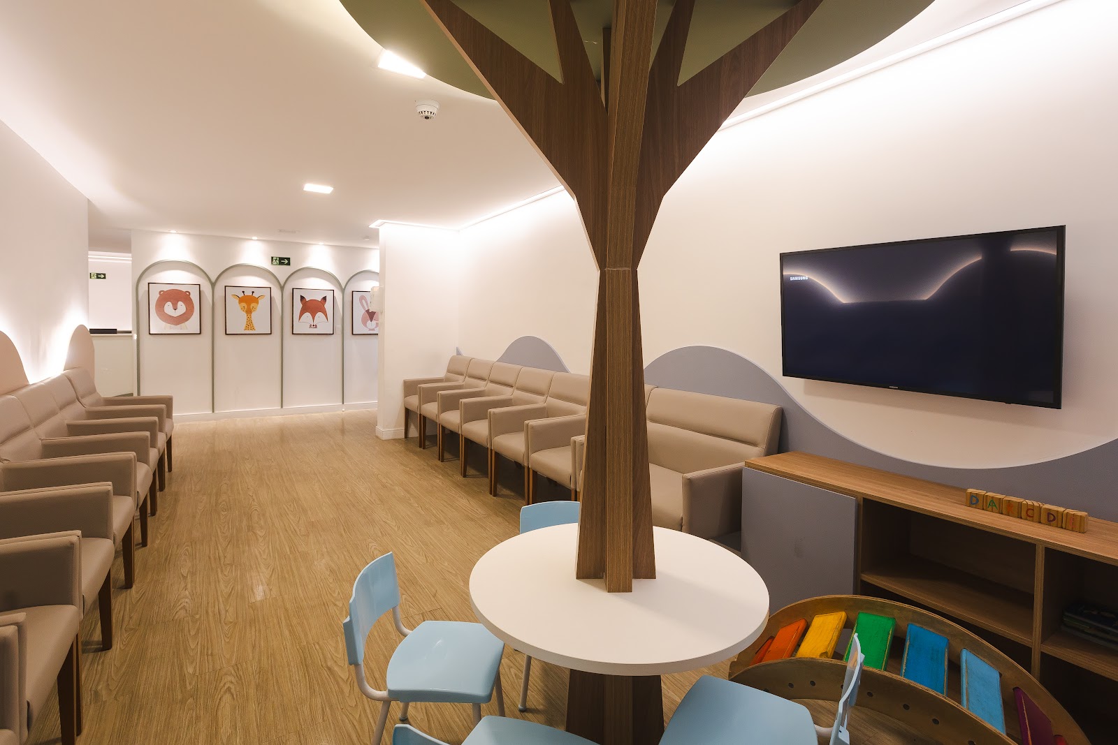 Sala de espera infantil da CardioPED, em Recife